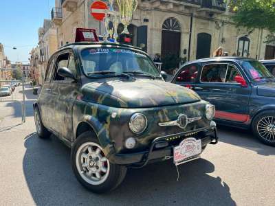 Poniamo ora la nostra attenzione su una 500 F decisamente fuori dal comune: si presenta con una livrea mimetica che le d� un aspetto �militare� e aggressivo